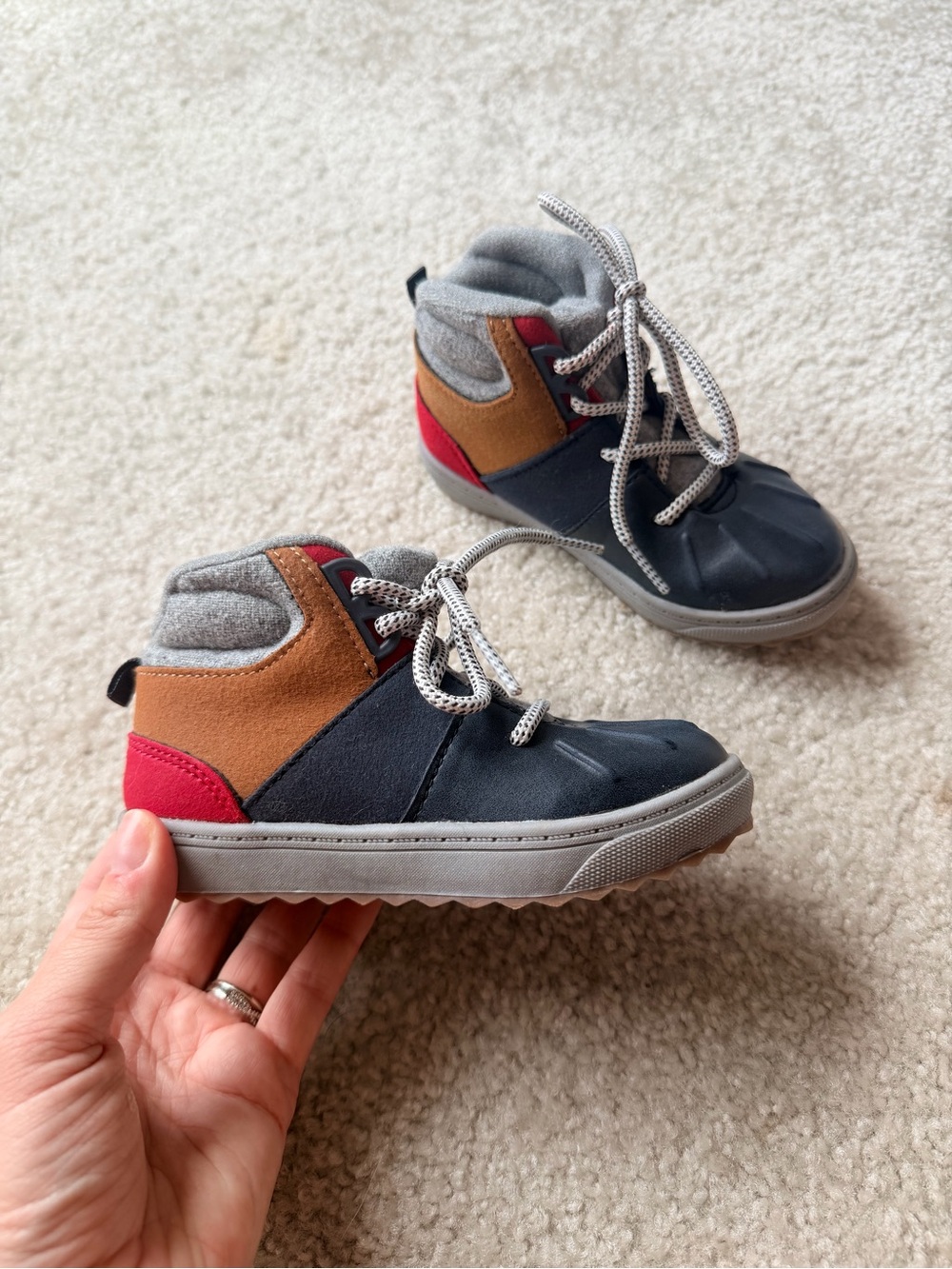 Oshkosh B’gosh boys toddle winter boots size 8